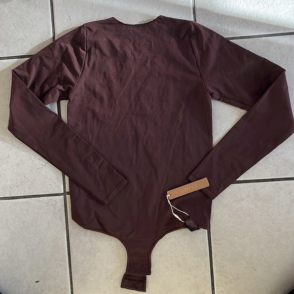 Skims- Essential Crewneck Neck Long Sleeve Bodysuit - Picture 2 of 7